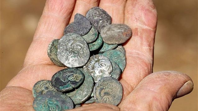 Detektoristé objevili další mince v blízkosti největšího keltského mincovního pokladu