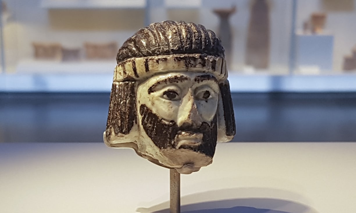 Archeologové našli 3 000 let starou skleněnou hlavu s dokonale zachovalým obličejem