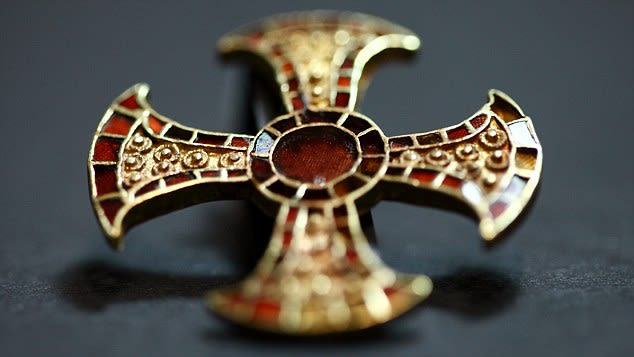 Unikátní zlatý anglosaský kříž milionové hodnoty nalezen v Anglii, majitelé pozemku odmítli odměnu