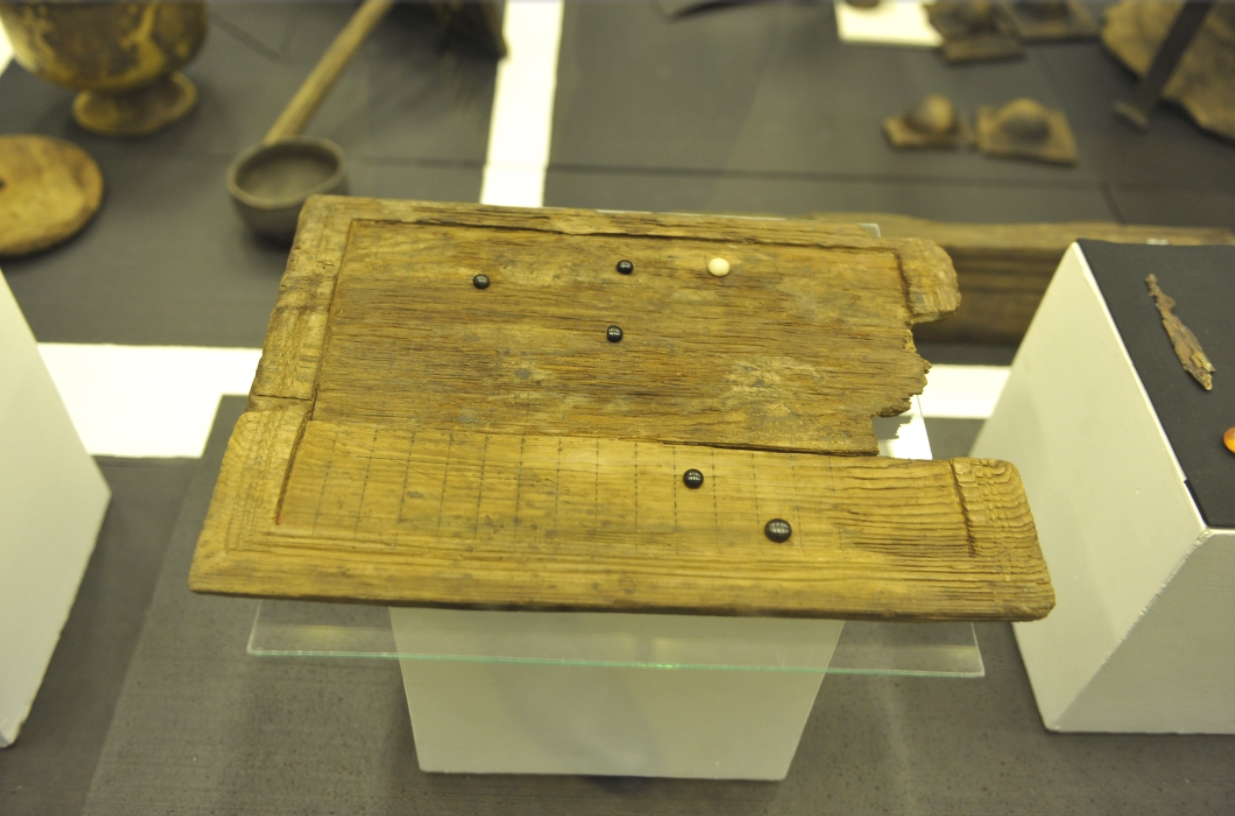 Unikátní římská hrací deska ze 4. stol. nalezená v Popradu nemá v Evropě obdoby