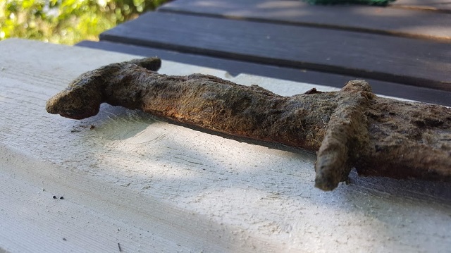 Osmiletá dívka našla u jezera 1500 let starý meč