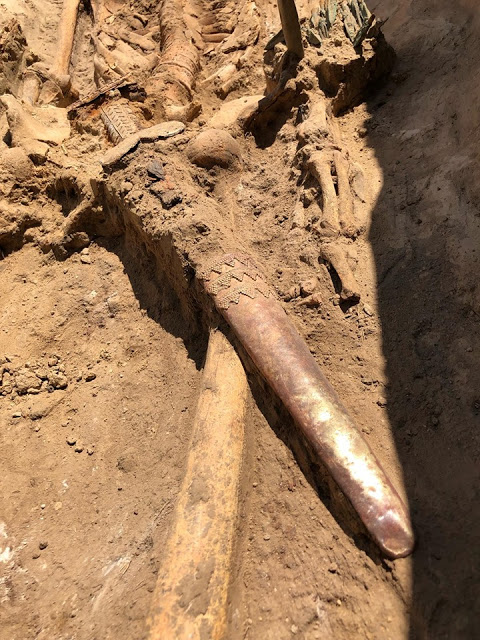 Archeologové objevili 2 700 let starý zlatý meč v hrobě skytského bojovníka