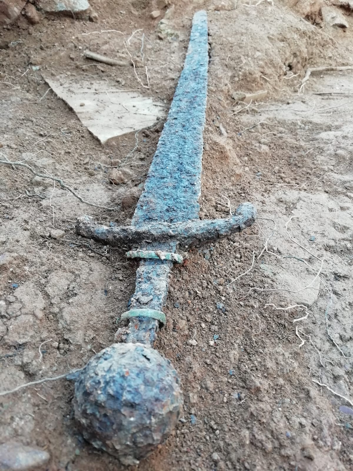 V rozvalinách středověkého hradu našli 700 let starý meč