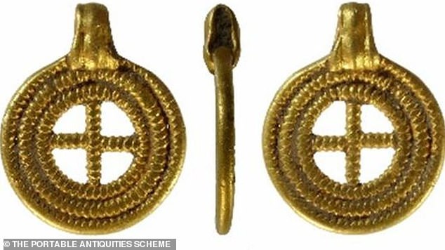 Detektorista našel cenný Anglosaský zlatý přívěsek; byl prohlášen za poklad