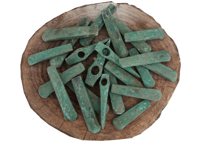 V Bulharsku našli největší evropský soubor eneolitických měděných seker a sekeromlatů