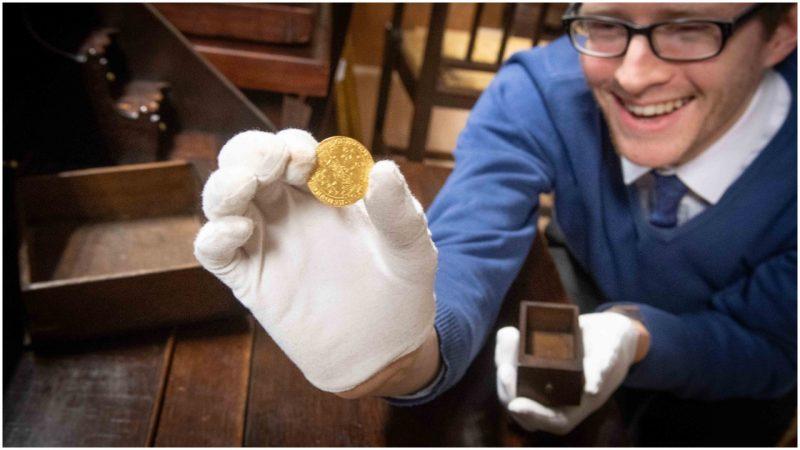 Velmi vzácnou a ceněnou zlatou minci ze 14. století našli v tajné schránce stolu