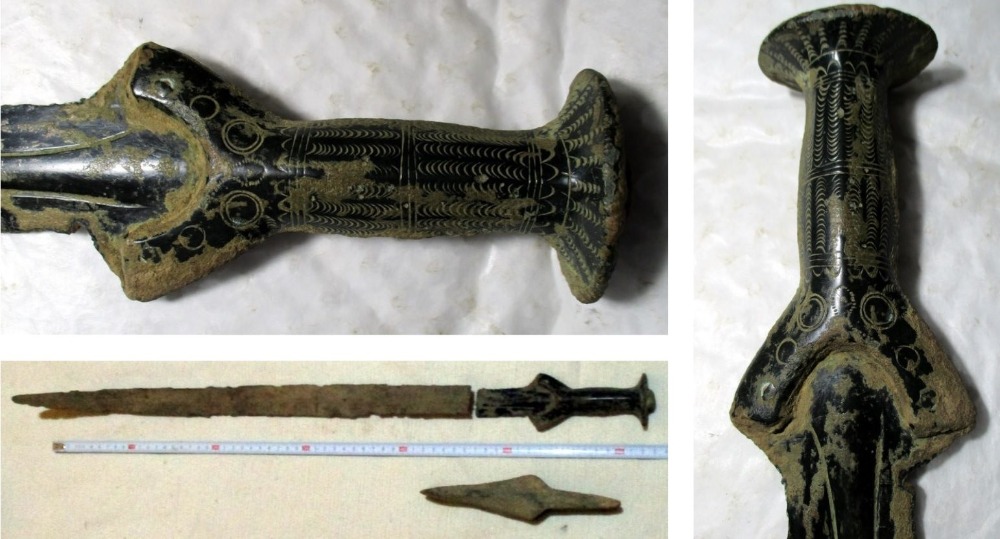 Pilzsammler haben geerntet: Einer schnitzte einen Silberschatz, als er vom Fahrrad fiel, ein anderer grub ein 3.000 Jahre altes Schwert aus