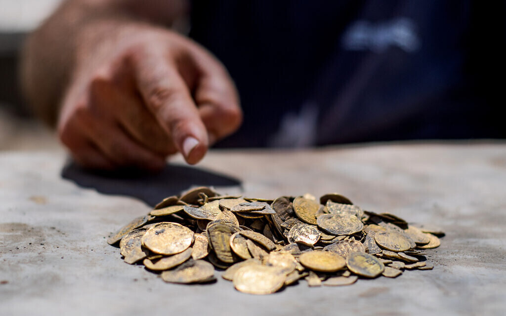 Freiwillige entdecken einen 1.100 Jahre alten Hort aus reinem Goldmünzen