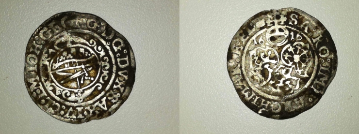 Střbrná mince nalezená detektorem kovů