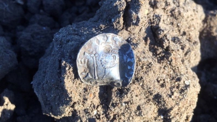 Mince posledního anglosaského krále nalezená Reecem Pickeringem u Topcroftu v Norfolku