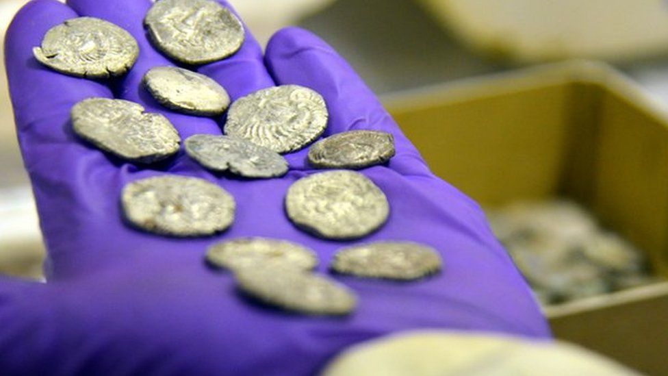 Zlaté keltské mince z doby železné byly prohlášeny za poklad