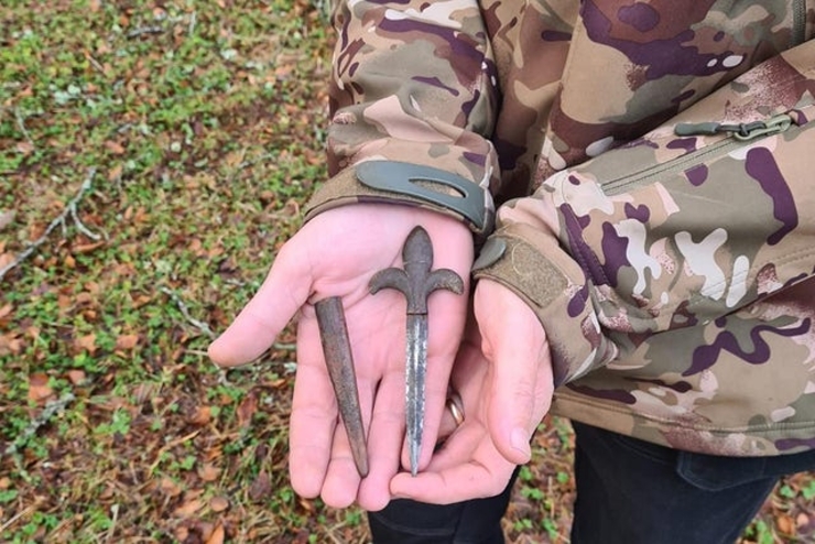 Vzácný středověký nůž archeologové odmítli, detektorista zaplatil analýzu a přesvědčil je