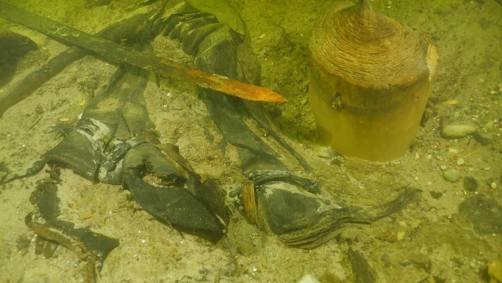 Spätmittelalterlicher Krieger und seine Ausrüstung in einem litauischen See gefunden