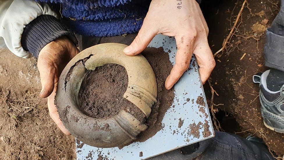 2 500 let staré artefakty ve výborném stavu vyhrabalo zvíře ve švédském lese
