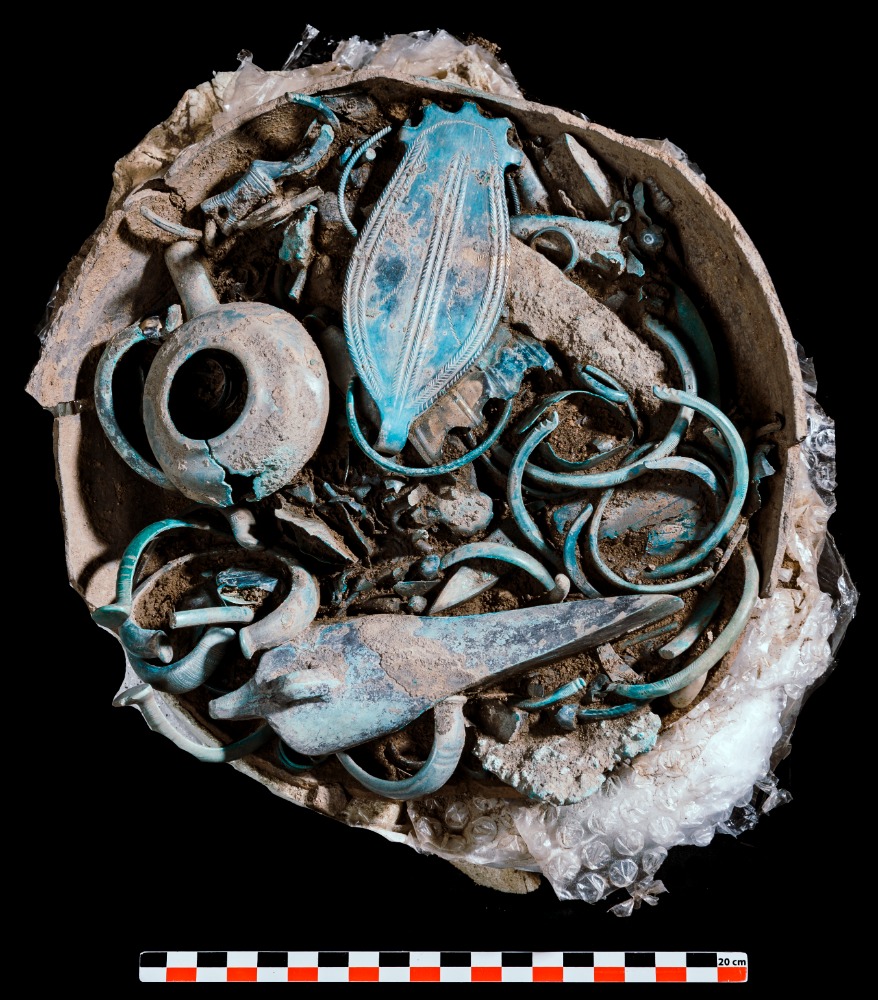 Archeologové našli jeden z největších kovových souborů doby bronzové