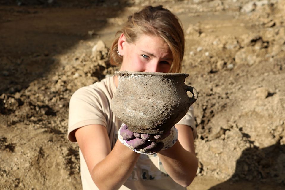 Getreidegruben und Grab aus der Bronzezeit