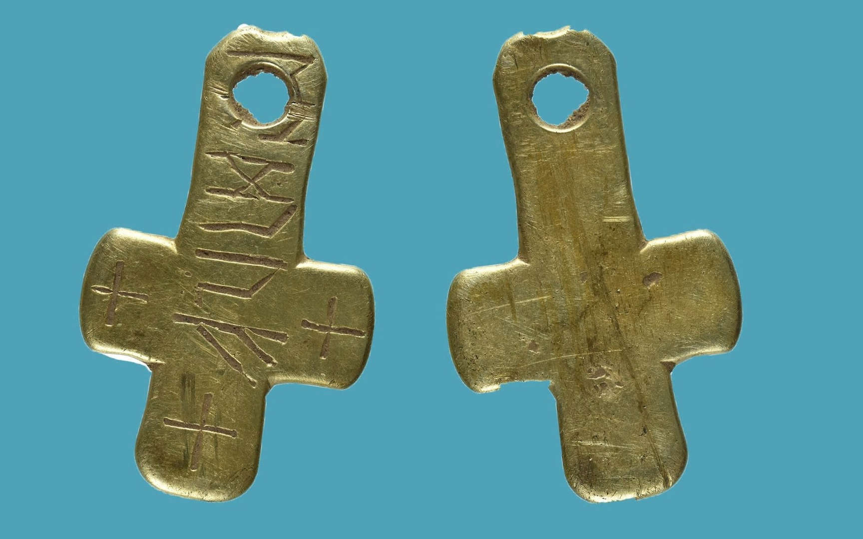 Raně středověký zlatý kříž s runami odhaluje neznámé anglosaské jméno