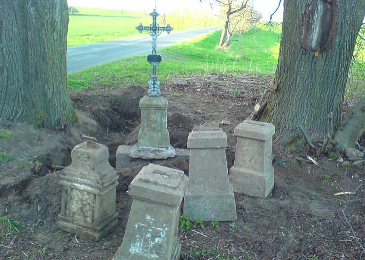 31. März 2011 Sechs begrabene Kreuze