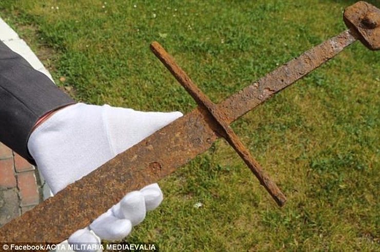 17. 5. 2017 Mittelalterliches Schwert in einem Sumpf entdeckt
