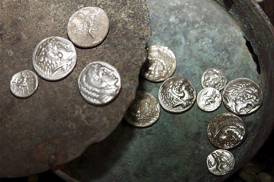 22.2.2010 Münzen von Alexander dem Großen in einer Bronzetruhe