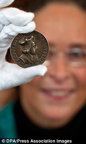 10.10.2011 V dřevěné krabici našla římské mince