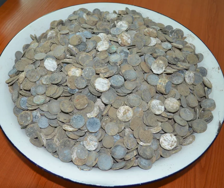 15. 8. 2019 Tisíce německý mincí pod márnicí