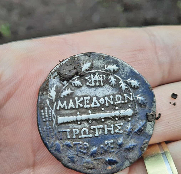 Bývalý policista objevil 2 150 let staré stříbrné mince v hodnotě přes půl milionu korun