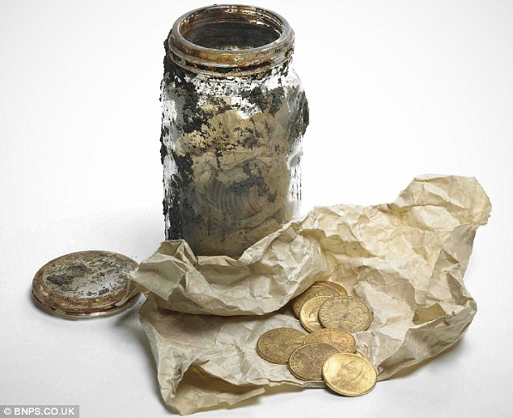 11.10.2011 Sklenice mincí ukrytých před nacisty
