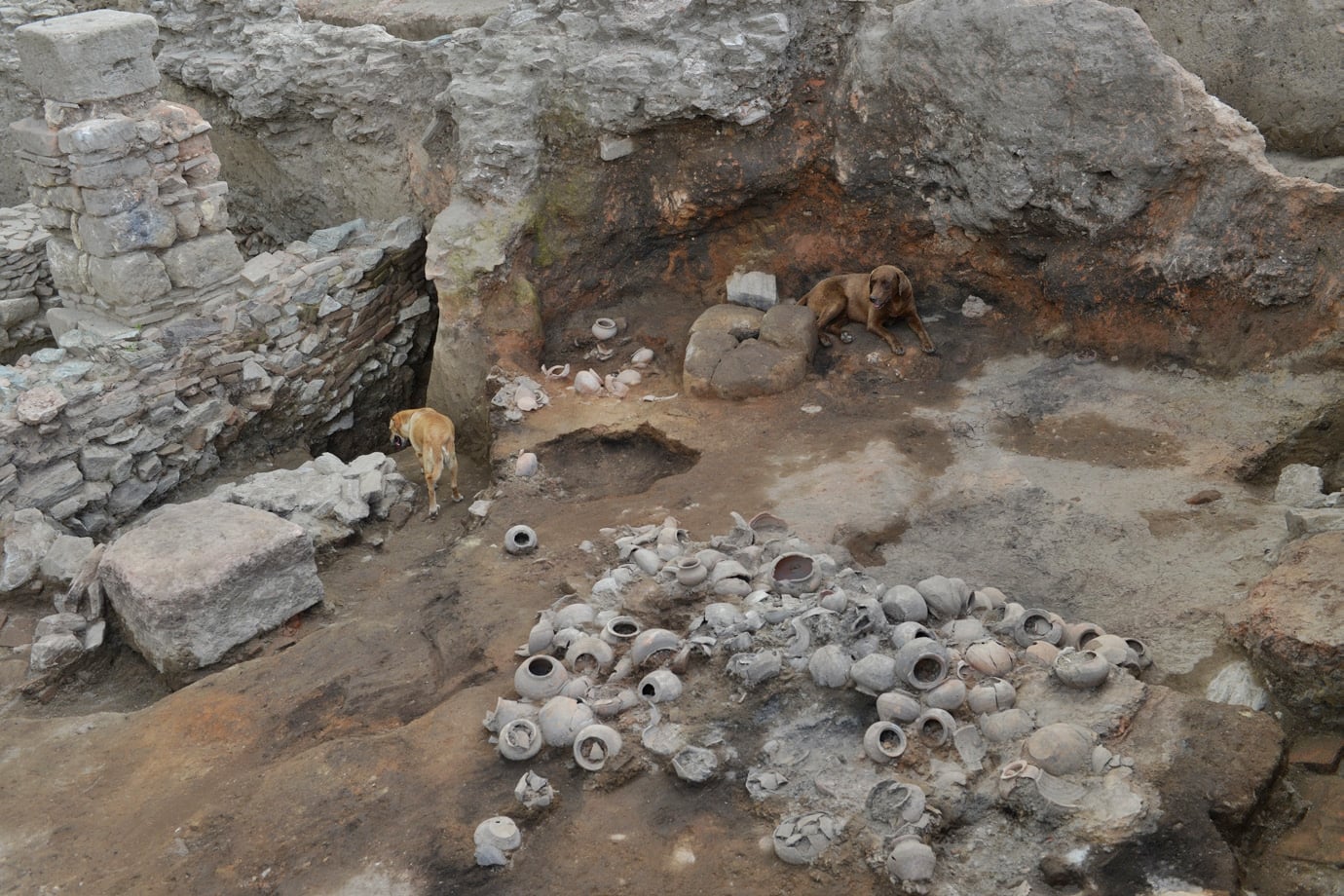 V římském táboře našli více než 300 keramických nádob ze 4. století