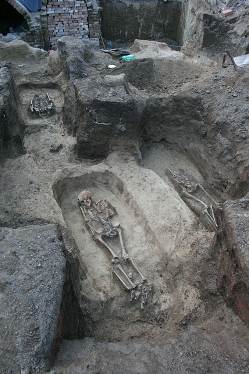 7.3.2009 Die Toten hatten Münzen und Geweih im Grab