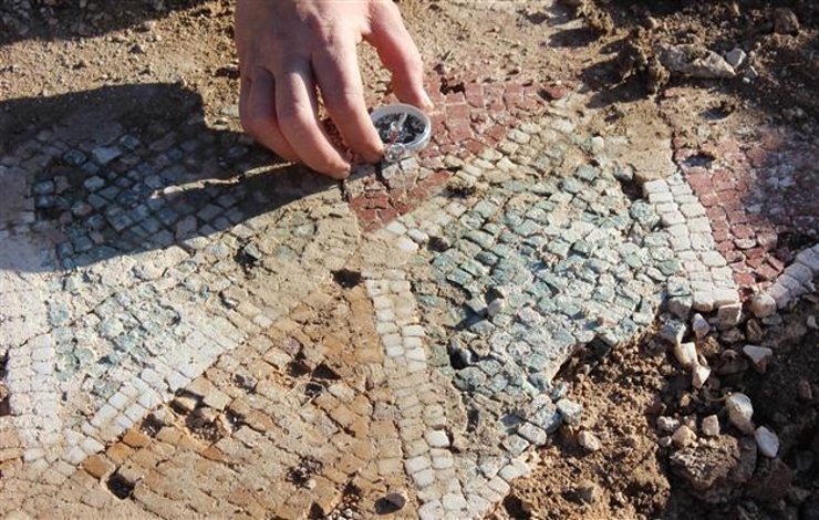 11.2.2015 Lovci pokladů našli v poli mozaiku