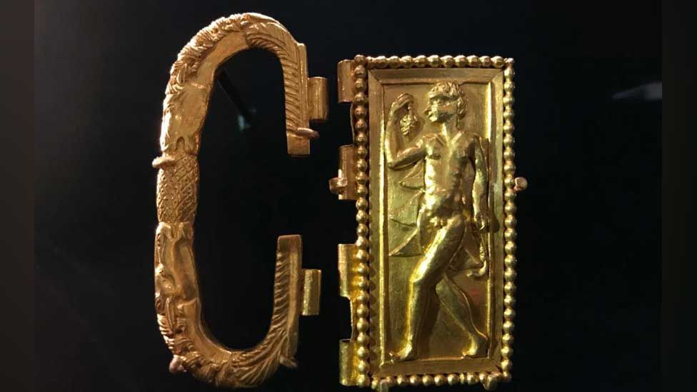 Římský poklad se 44 šperky a 33 stříbrnými lžícemi