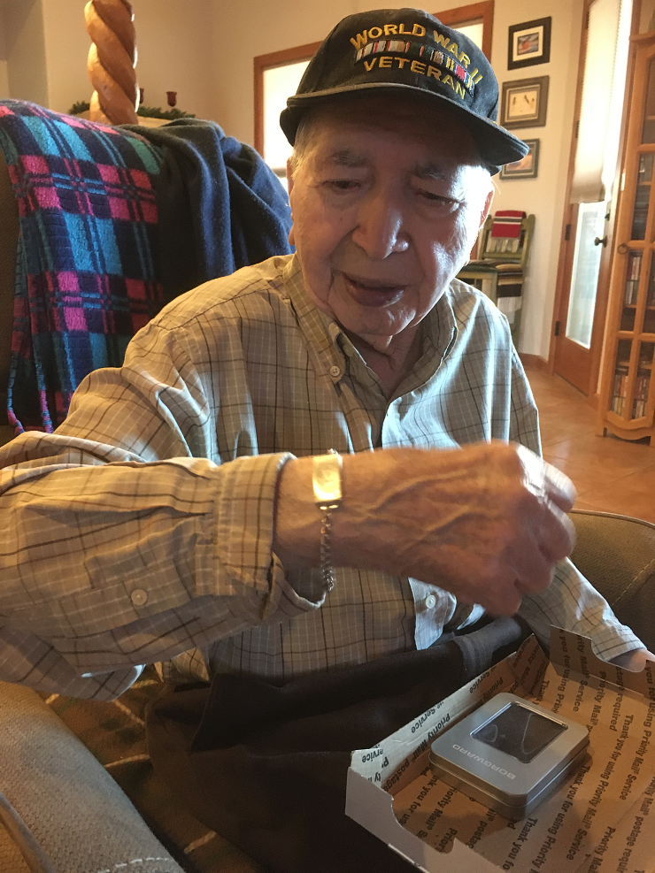 Válečný veterán dostal po 76 letech svůj náramek