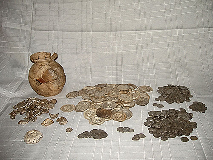 28. 9. 2006 Speleologové objevili přes 800 mincí