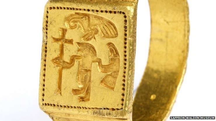11.4. 2014 Zlatý prsten s křesťanskými a pohanskými symboly