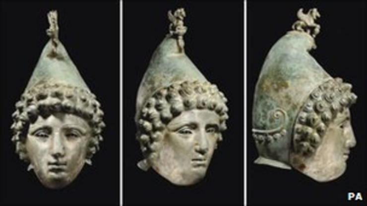 8.2.2011 Římská helma prodána za 2 miliony liber