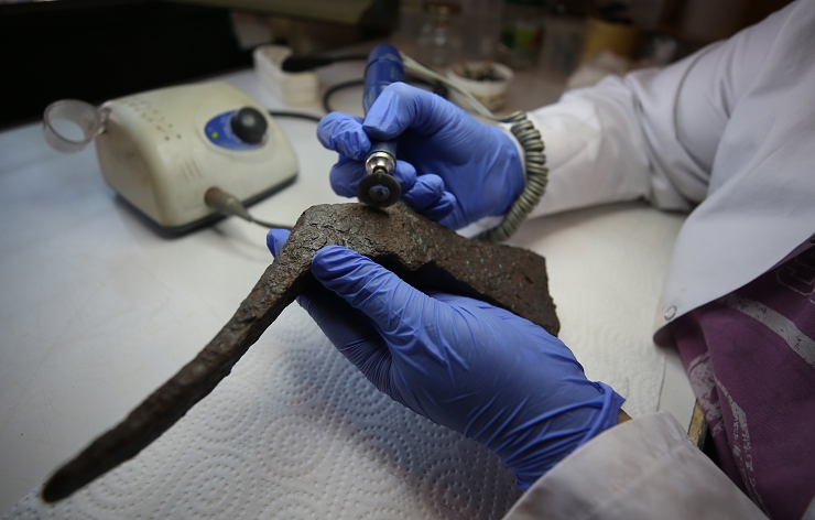 Archeologové našli 1 300 let starou železnou sekeru a mačetu v perfektním stavu