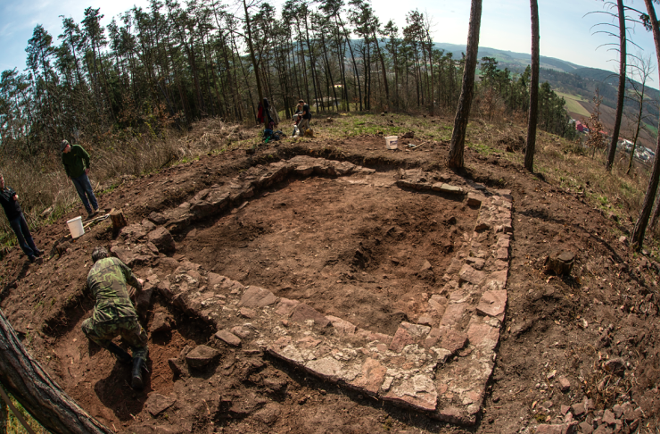 2. April 2015 Sie entdeckten die Überreste des Galgens mit den Überresten