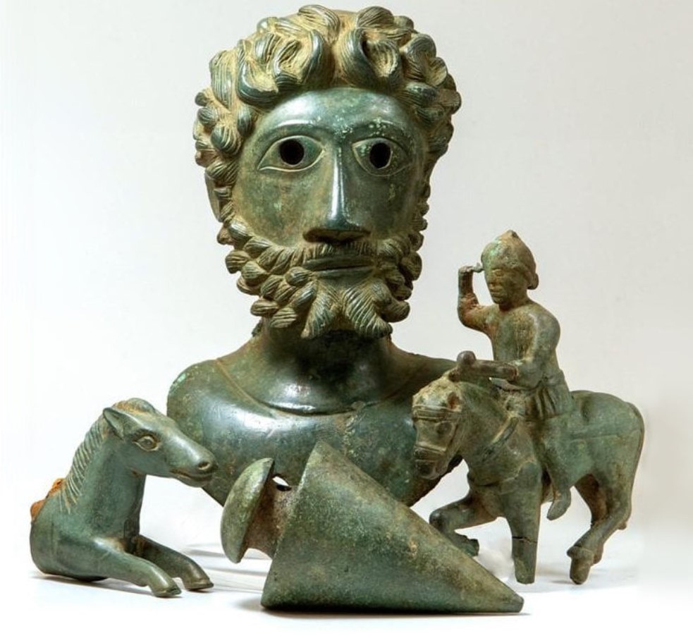 Rituální římské bronzy z nálezu detektoristů prodány za rekordní částku