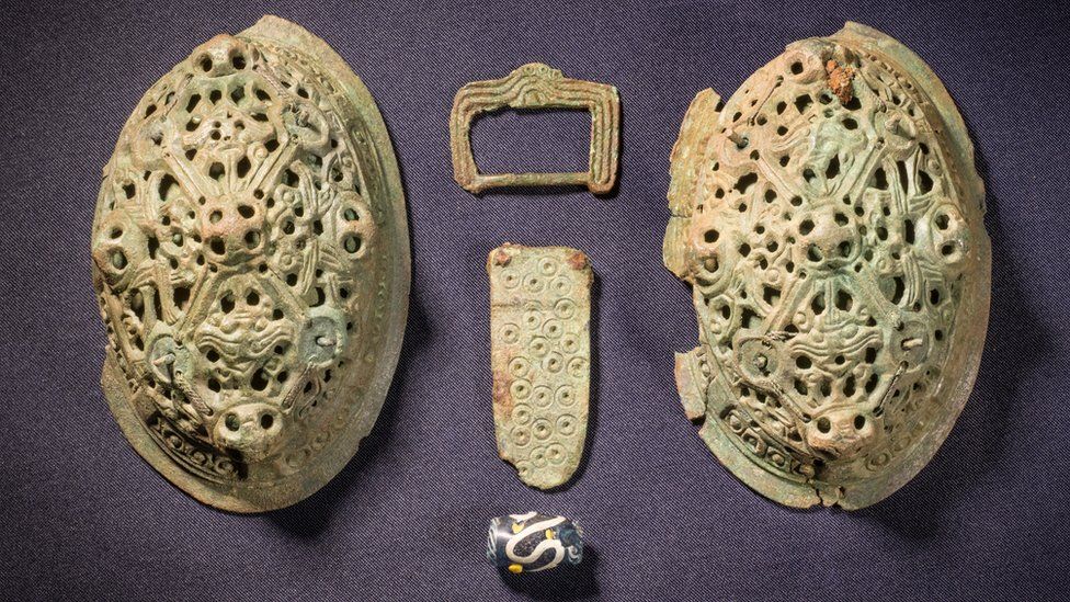 Detektoristé našli překrásně zdobené vikinské brože; mění historii ostrova Man