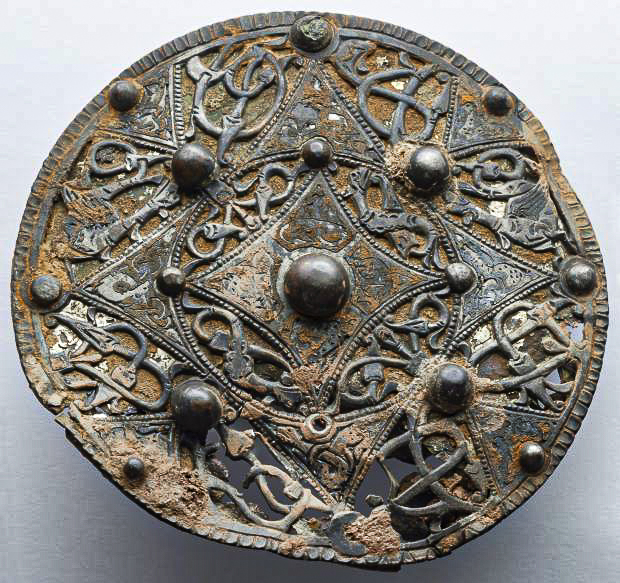 Detektorista našel vzácnou 1 200 let starou anglosaskou stříbrnou brož