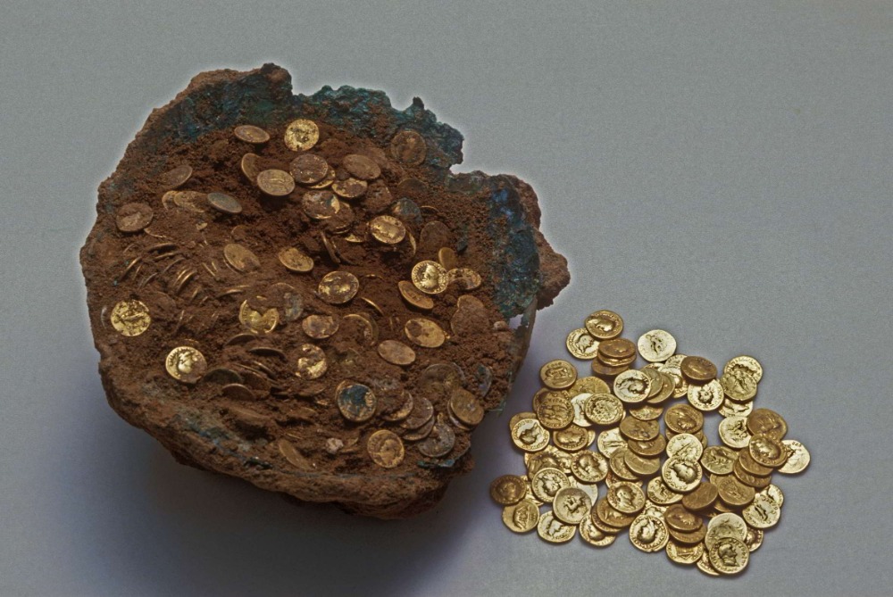 Mit einem Hammer wollten sie 18,5 kg römische Goldmünzen im Wert von einer Viertelmilliarde Kronen stehlen