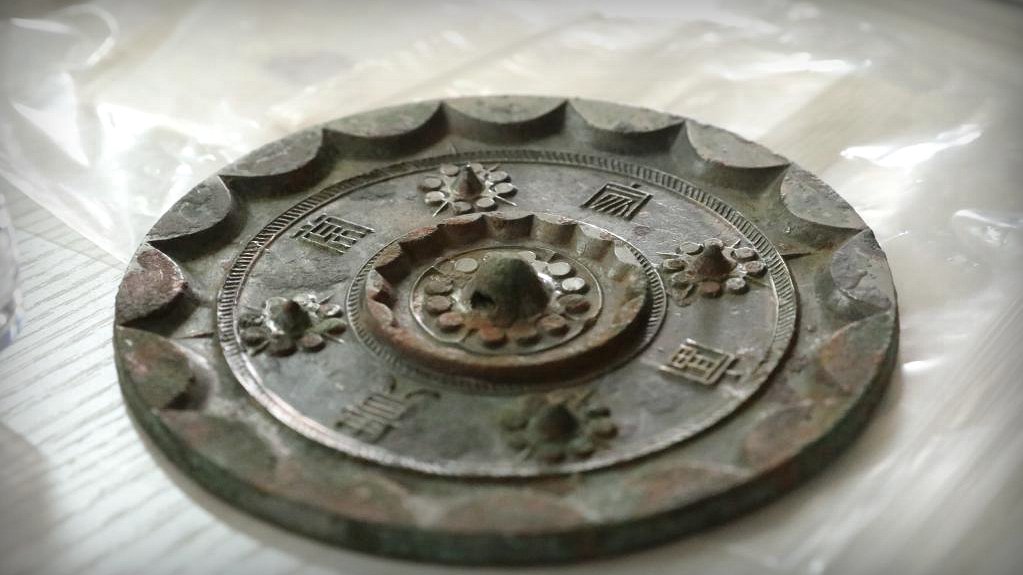 Archeologové našli 80 nádherně zdobených a leštěných bronzových zrcadel