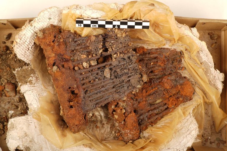Einzigartiges Wikinger-Textil im Grab einer Frau gefunden
