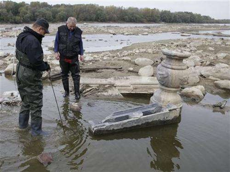 13. 7. 2012 Pokles vody odhalil stovky let starou loupež