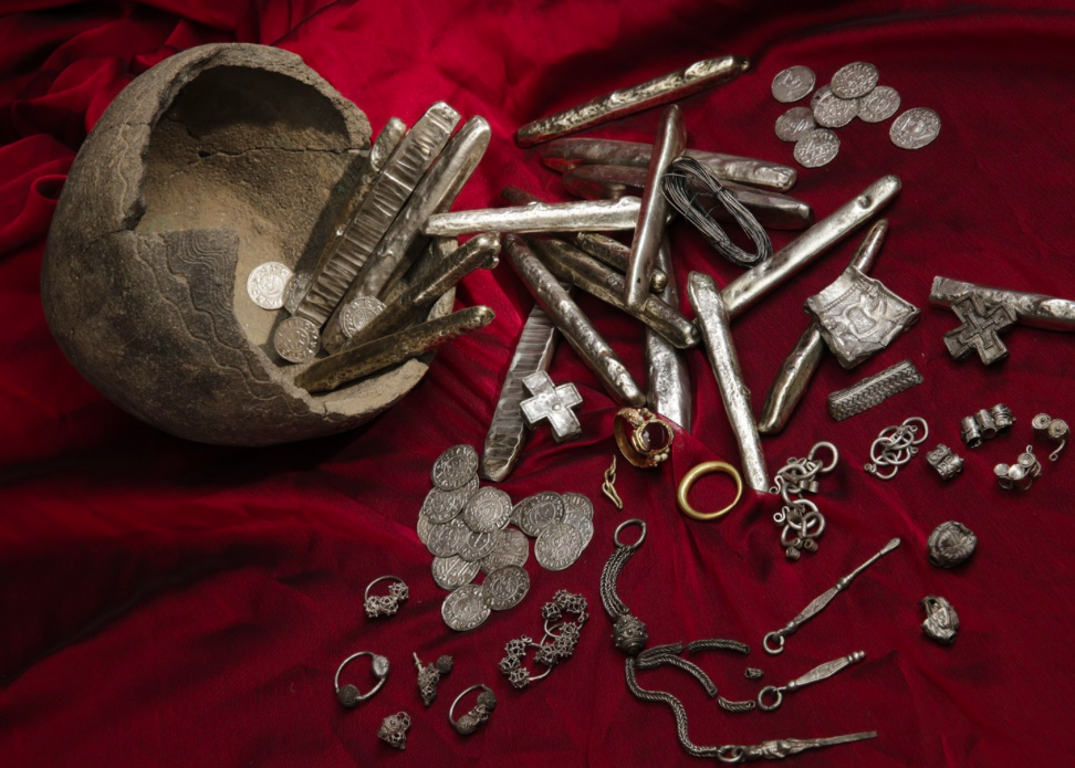 March 18, 1937 A cracked pot hid a silver treasure