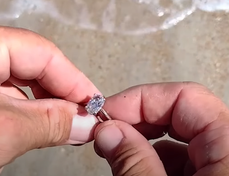 Ein Detektiv entdeckte einen millionenschweren Diamantring und gab ihn seinem Besitzer zurück