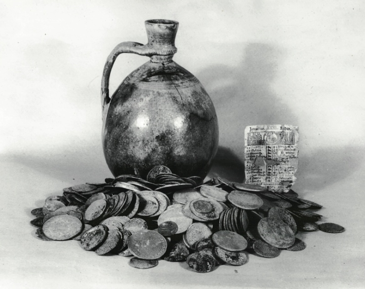 2. 3. 1962 Krug mit Münzen in einem Wassergraben