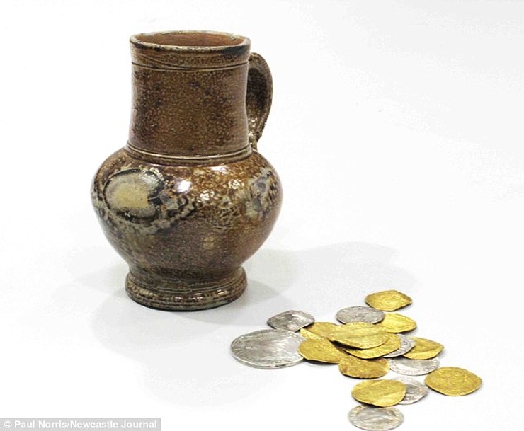 15 Apr 2011 Ein Krug mit Münzen, entdeckt bei der Renovierung des Hauses