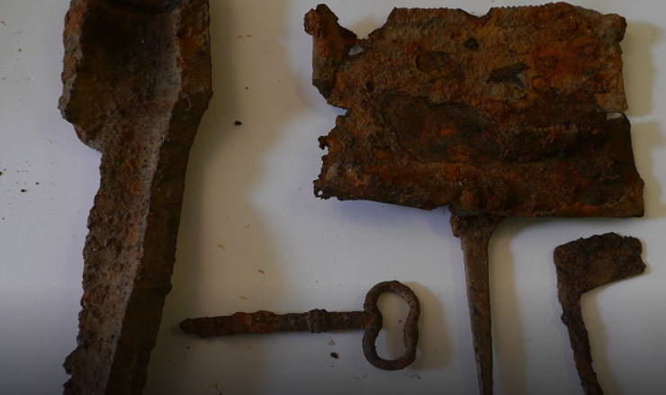 5. 5.2015 Im verbrannten Ležáky gefundene Gegenstände der ursprünglichen Bewohner